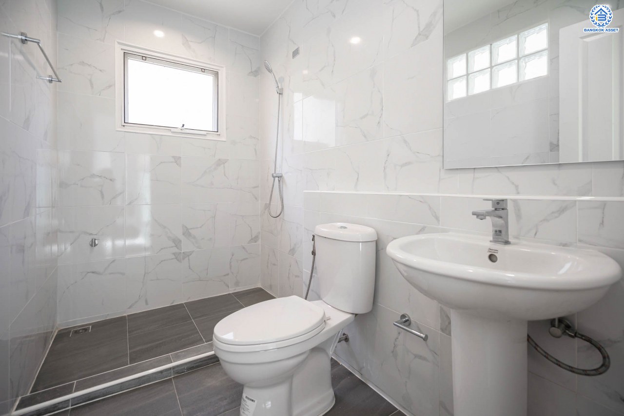 บ้านมือสองตกแต่งใหม่ โครงการ ชลลดา วัดลาดปลาดุก คุณภาพระดับ L&H บนเนื้อที่ 53.5 ตร.ว. ฟังก์ชัน 3 ห้องนอน 2 ห้องน้ำ 2 ที่จอดรถ บนทำเลศักยภาพ เพียง 15 นาทีถึง เซ็นทรัลเวสท์เกต ใกล้รถไฟฟ้าสายสีม่วง "สถานีคลองบางไผ่"